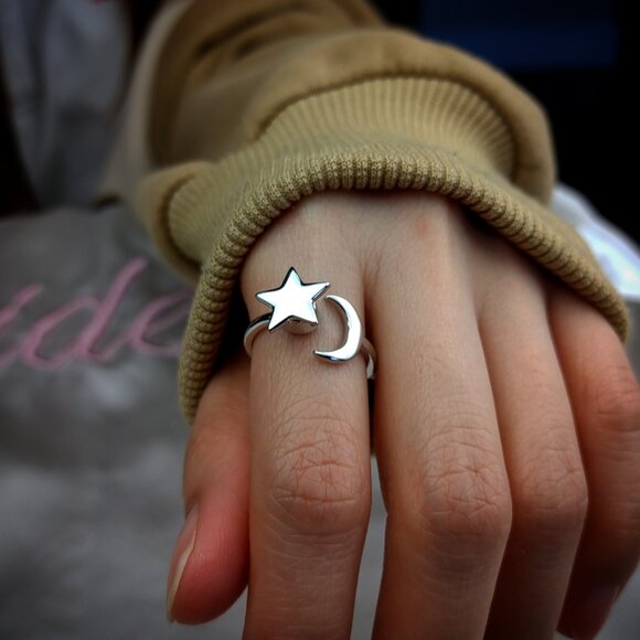 Moon and Star Engraved Spinning Ring - Picture 3 of 4